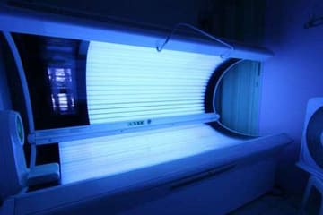 Projeto que autoriza bronzeamento artificial avança na Alerj